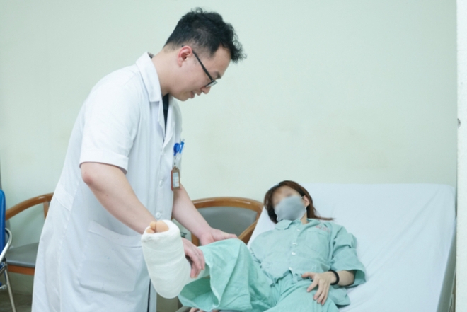 Cô gái trẻ ở Hà Nội bị xe tải 1,5 tấn cán qua người, một ê-kíp cấp cứu được “báo động đỏ” - Ảnh 1.