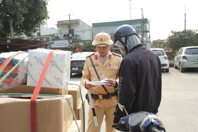 Cảnh sát giao thông Hà Nội xử lý hàng loạt xe ba gác, xe cà tàng chở hàng cồng kềnh trên đường phố - Ảnh 15.