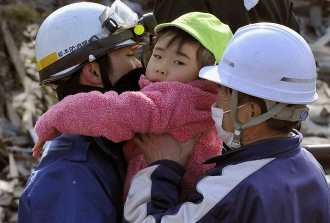 Nhìn lại thảm họa kép tàn phá nước Nhật đúng 13 năm trước: Nhà cửa đổ sập, đường sá nứt toác, hơn 22.000 người thiệt mạng - Ảnh 15.