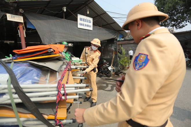 Cảnh sát giao thông Hà Nội xử lý hàng loạt xe ba gác, xe cà tàng chở hàng cồng kềnh trên đường phố - Ảnh 14.