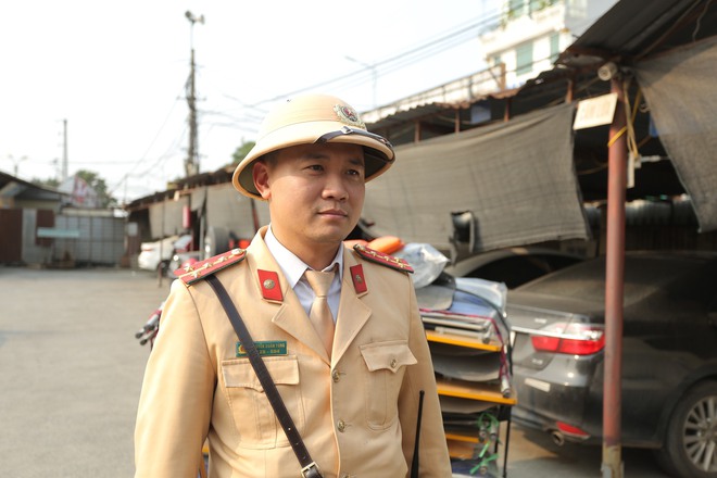 Cảnh sát giao thông Hà Nội xử lý hàng loạt xe ba gác, xe cà tàng chở hàng cồng kềnh trên đường phố - Ảnh 13.