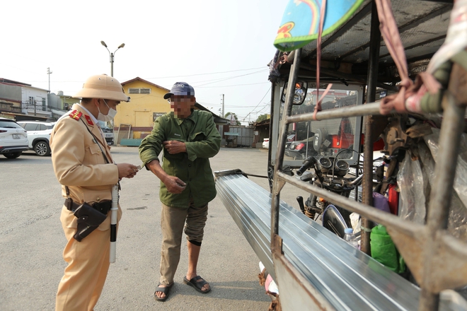 Cảnh sát giao thông Hà Nội xử lý hàng loạt xe ba gác, xe cà tàng chở hàng cồng kềnh trên đường phố - Ảnh 10.