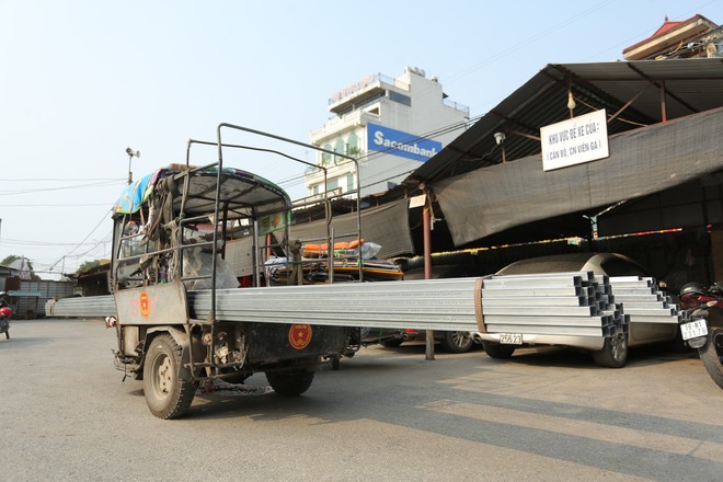 Cảnh sát giao thông Hà Nội xử lý hàng loạt xe ba gác, xe cà tàng chở hàng cồng kềnh trên đường phố - Ảnh 9.