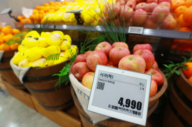 Buồn của Hàn Quốc: Là nền kinh tế hàng đầu châu Á nhưng người dân mua trái cây cũng phải nâng lên hạ xuống, muốn ăn 1 quả táo phải trả tới 94.000 đồng - Ảnh 2.
