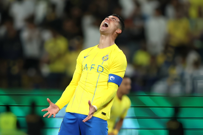 Mẹ Ronaldo bật khóc nức nở trên khán đài trong ngày con trai bị loại cay đắng tại cúp C1 - Ảnh 3.
