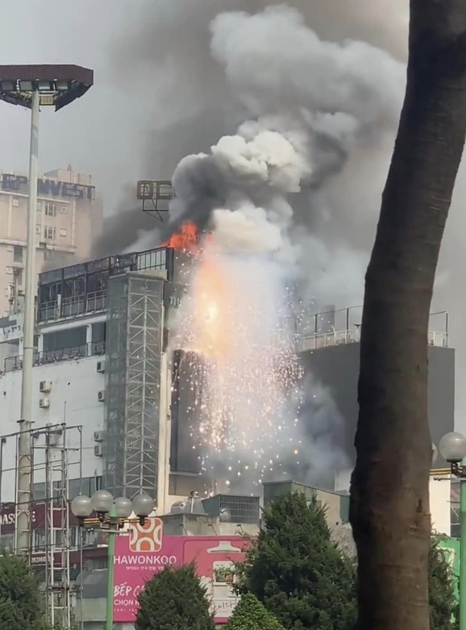 Clip, ảnh: Cận cảnh vụ cháy lớn tại Trung tâm thương mại ở Hà Nội, từ xa người dân vẫn ngửi mùi khét - Ảnh 6.