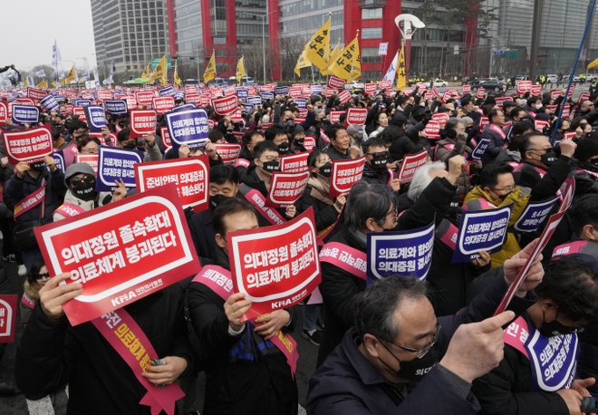 Khủng hoảng y tế tại Hàn Quốc sau 22 ngày: Giáo sư y khoa đối đầu chính phủ, chuẩn bị từ chức hàng loạt để phản đối kế hoạch tuyển sinh - Ảnh 3.
