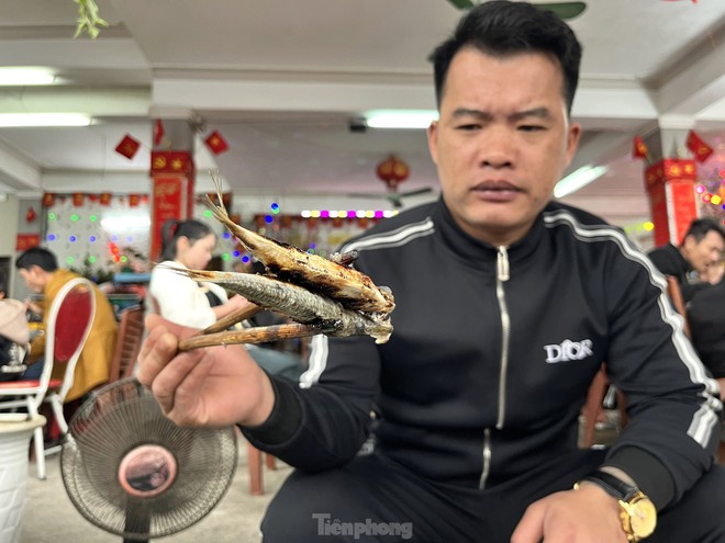 M&oacute;n c&aacute; tr&iacute;ch nướng k&egrave;m b&aacute;nh mướt dưới ch&acirc;n ng&ocirc;i đền linh thi&ecirc;ng xứ Nghệ - Ảnh 7.