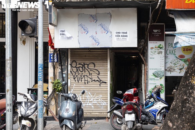 Nhiều cửa hàng giữa phố cổ Hà Nội im lìm đóng cửa, chủ nhà ngóng khách thuê - Ảnh 8.