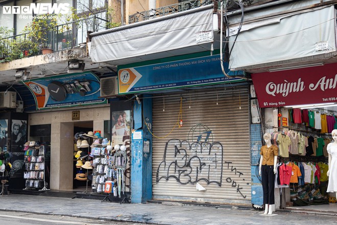 Nhiều cửa hàng giữa phố cổ Hà Nội im lìm đóng cửa, chủ nhà ngóng khách thuê - Ảnh 7.