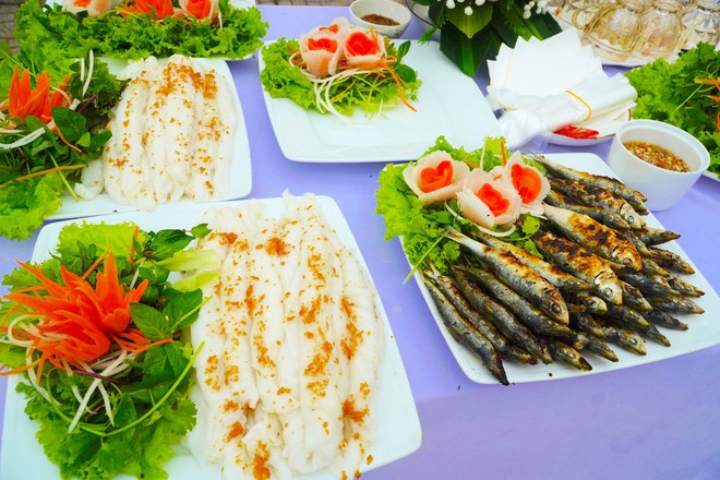M&oacute;n c&aacute; tr&iacute;ch nướng k&egrave;m b&aacute;nh mướt dưới ch&acirc;n ng&ocirc;i đền linh thi&ecirc;ng xứ Nghệ - Ảnh 4.