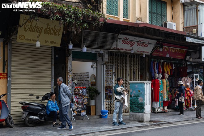 Nhiều cửa hàng giữa phố cổ Hà Nội im lìm đóng cửa, chủ nhà ngóng khách thuê - Ảnh 6.