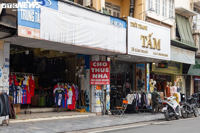 Nhiều cửa hàng giữa phố cổ Hà Nội im lìm đóng cửa, chủ nhà ngóng khách thuê - Ảnh 4.