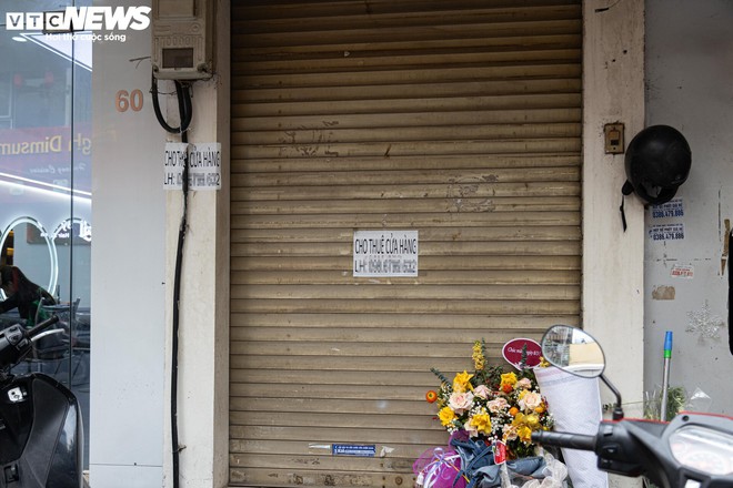 Nhiều cửa hàng giữa phố cổ Hà Nội im lìm đóng cửa, chủ nhà ngóng khách thuê - Ảnh 19.