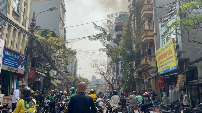Clip, ảnh: Cận cảnh vụ cháy lớn tại Trung tâm thương mại ở Hà Nội, từ xa người dân vẫn ngửi mùi khét - Ảnh 5.