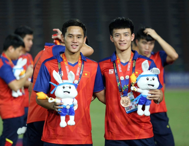 Top 5 cầu thủ đẹp trai nhất đội tuyển Việt Nam: Vị trí số 1 vừa điển trai lại còn giàu - Ảnh 3.