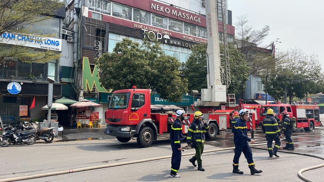 Clip, ảnh: Cận cảnh vụ cháy lớn tại Trung tâm thương mại ở Hà Nội, từ xa người dân vẫn ngửi mùi khét - Ảnh 4.