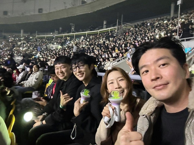 Lee Jun Ki gây sốt tại concert IU: Tái hợp tình màn ảnh sau 8 năm, tạo nên cả khung hình tinh hoa hội tụ với Park Bo Gum - Ảnh 5.