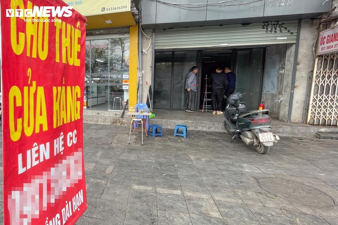 Nhiều cửa hàng giữa phố cổ Hà Nội im lìm đóng cửa, chủ nhà ngóng khách thuê - Ảnh 17.