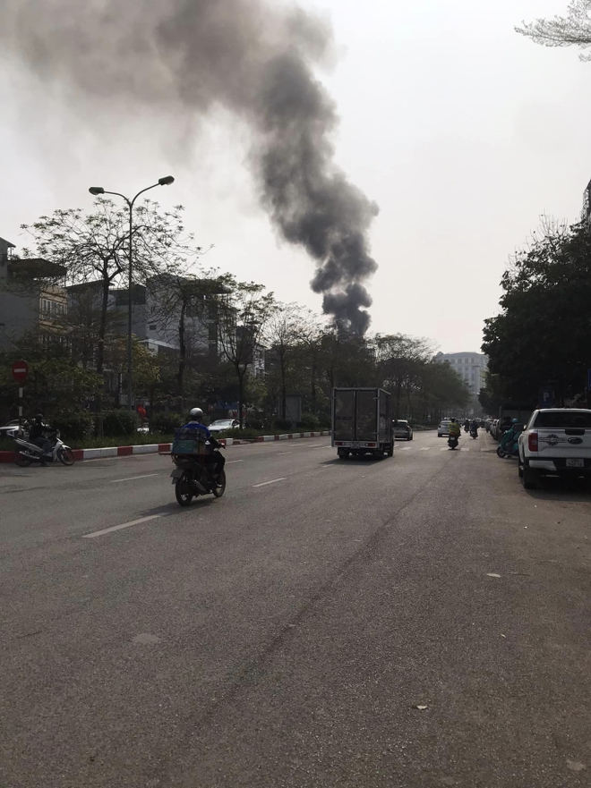 Clip, ảnh: Cận cảnh vụ cháy lớn tại Trung tâm thương mại ở Hà Nội, từ xa người dân vẫn ngửi mùi khét - Ảnh 2.