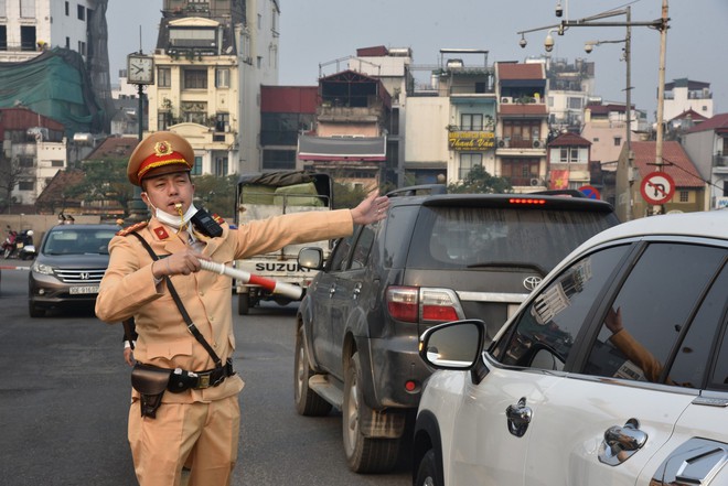 Cảnh s&aacute;t giao th&ocirc;ng H&agrave; Nội ra qu&acirc;n hướng dẫn đi đ&uacute;ng l&agrave;n tr&ecirc;n c&aacute;c cầu dẫn v&agrave;o trung t&acirc;m th&agrave;nh phố - Ảnh 4.