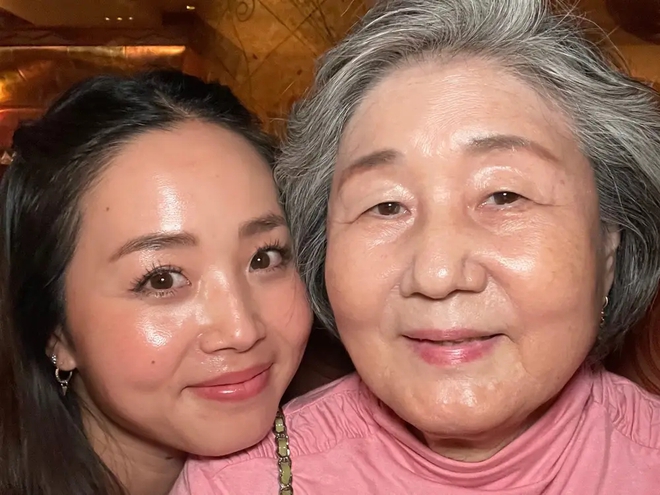 Cụ bà 80 tuổi có làn da gần như không nếp nhăn, chế độ chăm sóc da của bà luôn đủ 3 việc - Ảnh 1.