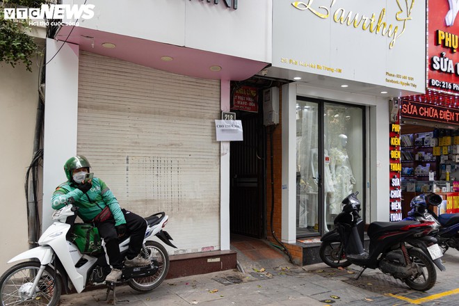 Nhiều cửa hàng giữa phố cổ Hà Nội im lìm đóng cửa, chủ nhà ngóng khách thuê - Ảnh 14.