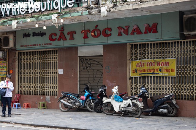 Nhiều cửa hàng giữa phố cổ Hà Nội im lìm đóng cửa, chủ nhà ngóng khách thuê - Ảnh 13.