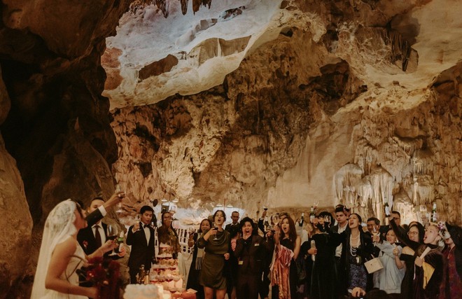 Độc lạ lễ cưới trong hang động Việt Nam - Ảnh 1.