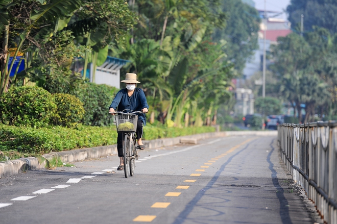 Hình ảnh lạ trên tuyến đường dành riêng cho xe đạp ở Hà Nội - Ảnh 4.