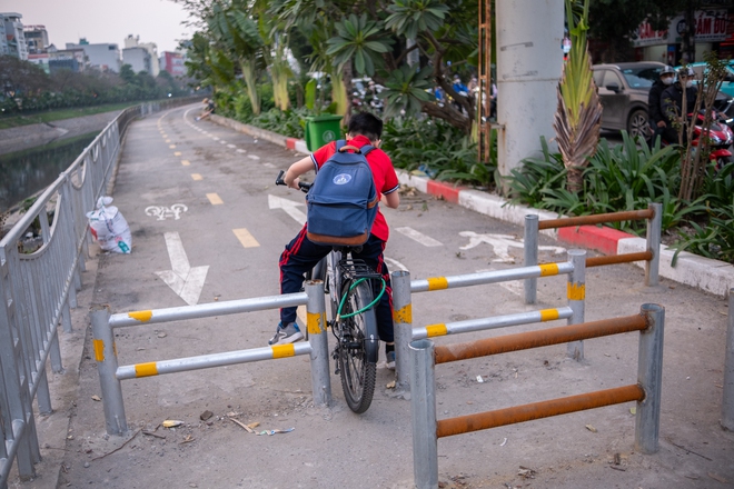 Hình ảnh lạ trên tuyến đường dành riêng cho xe đạp ở Hà Nội - Ảnh 6.