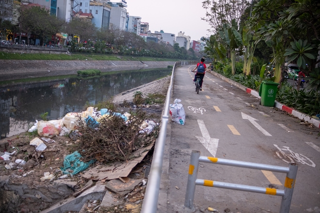 Hình ảnh lạ trên tuyến đường dành riêng cho xe đạp ở Hà Nội - Ảnh 13.