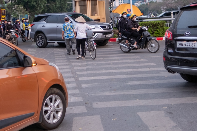 Hình ảnh lạ trên tuyến đường dành riêng cho xe đạp ở Hà Nội - Ảnh 9.