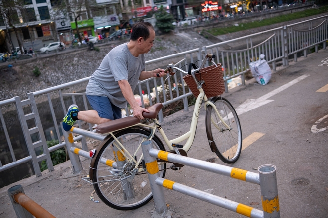 Hình ảnh lạ trên tuyến đường dành riêng cho xe đạp ở Hà Nội - Ảnh 7.