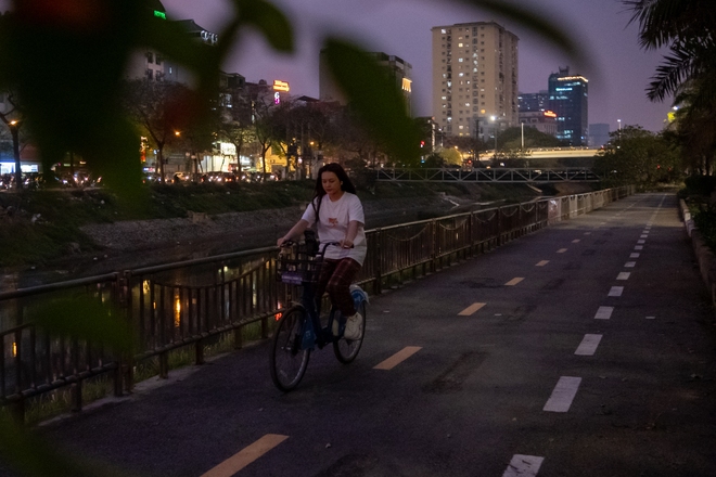 Hình ảnh lạ trên tuyến đường dành riêng cho xe đạp ở Hà Nội - Ảnh 16.