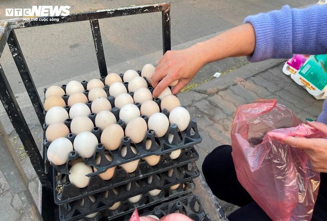 Trứng gà rớt giá thảm chỉ còn 1.500 đồng/quả, nông dân lỗ 1,5 triệu đồng/ngày - Ảnh 2.