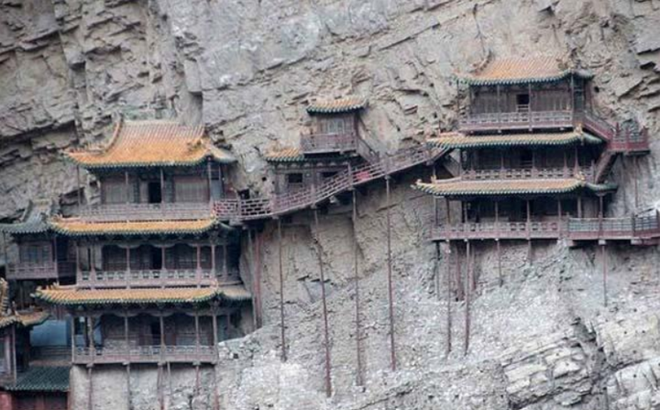 Ngôi chùa nguy hiểm nhất Trung Quốc cheo leo trên vách núi hơn 1.500 năm - Ảnh 1.
