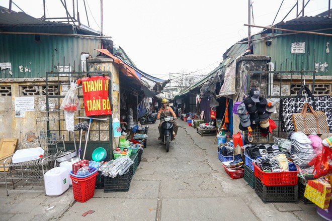 Hà Nội: Chợ Mai Động đóng cửa đột ngột, tiểu thương giảm giá 90% để thanh lý hàng - Ảnh 2.