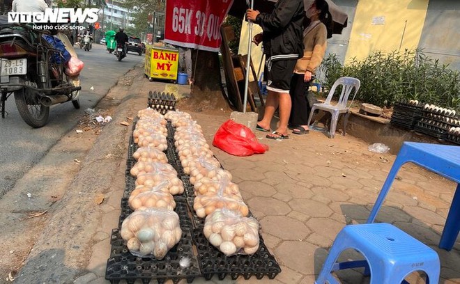 Trứng gà rớt giá thảm chỉ còn 1.500 đồng/quả, nông dân lỗ 1,5 triệu đồng/ngày - Ảnh 1.