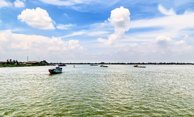 Hàng trăm người kéo nhau ra cồn cát giữa sông tắm gội xả xui: Chuyện về con sông ngắn nhất Việt Nam và ồn ào nhất xứ Cửu Long - Ảnh 4.