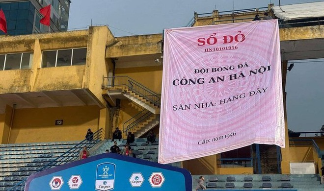 Cổ động vi&ecirc;n CLB C&ocirc;ng an H&agrave; Nội treo sổ đỏ ở kh&aacute;n đ&agrave;i, đối thủ c&oacute; thể bị phạt? - Ảnh 1.