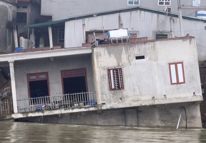 Sạt lở bờ sông Cầu ở Bắc Ninh, một căn nhà bị nhấn chìm - Ảnh 2.