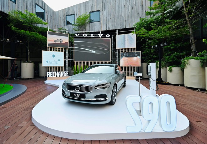 Volvo ra mắt S90 Recharge tại Việt Nam, mẫu ô tô uống xăng ít hơn cả xe máy, giá gần 3 tỷ đồng - Ảnh 1.