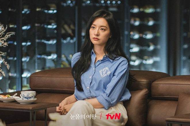 Đến tiểu thư nhà tài phiệt Kim Ji Won cũng mê công thức áo sơ mi và quần âu đơn giản mà sang - Ảnh 1.