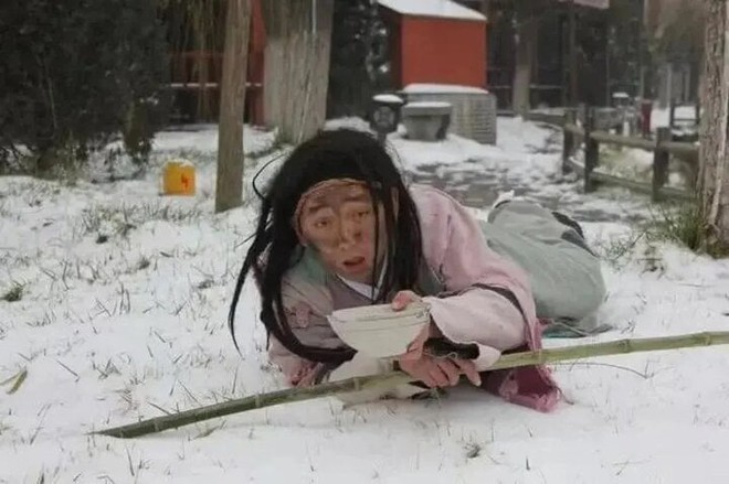 Diễn vai ăn m&agrave;y ở khu du lịch, kiếm bộn tiền nhờ du kh&aacute;ch đua nhau boa - Ảnh 2.