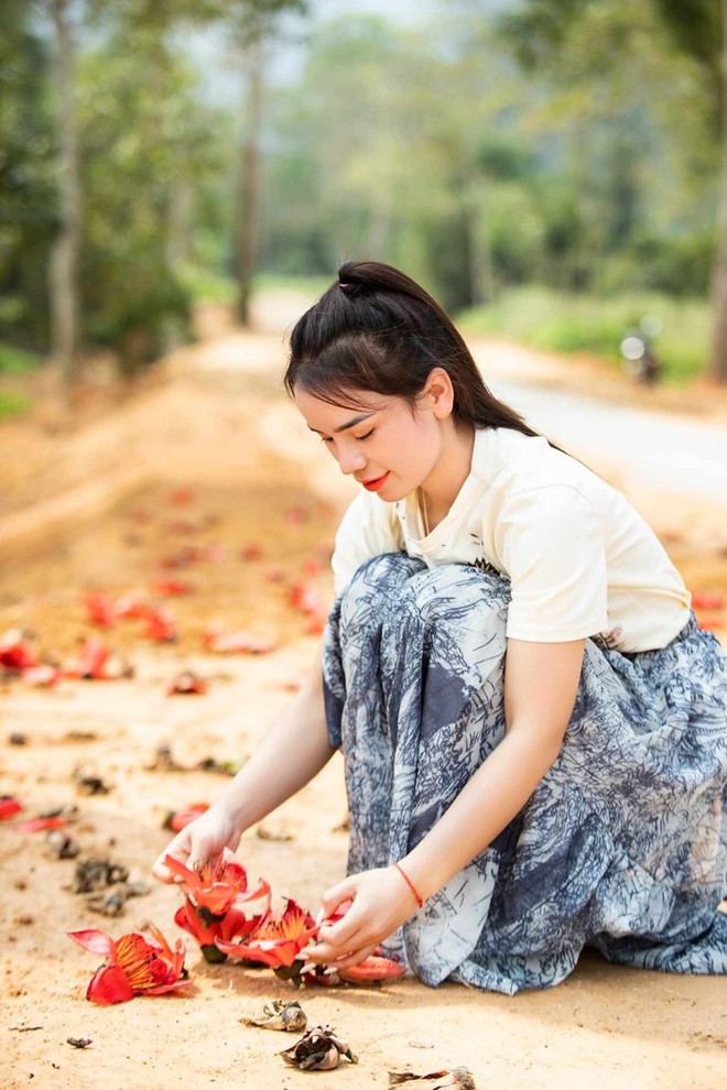 Tháng 3 hoa gạo nở đỏ một góc trời, đường làng trở thành điểm check in hút khách ở xứ Nghệ - Ảnh 10.