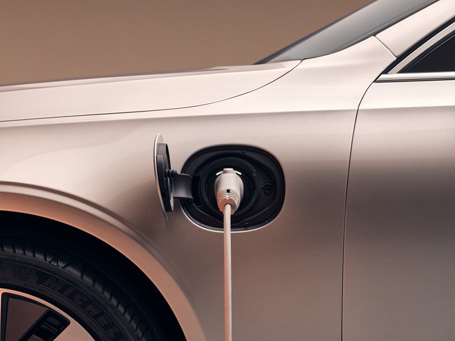 Volvo ra mắt S90 Recharge tại Việt Nam, mẫu ô tô uống xăng ít hơn cả xe máy, giá gần 3 tỷ đồng - Ảnh 5.