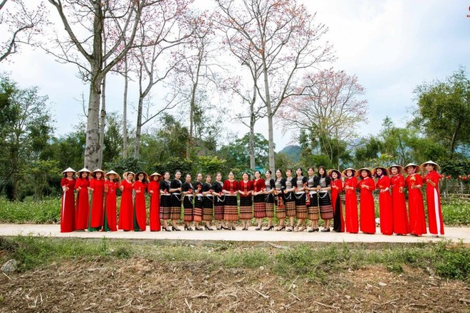 Tháng 3 hoa gạo nở đỏ một góc trời, đường làng trở thành điểm check in hút khách ở xứ Nghệ - Ảnh 5.