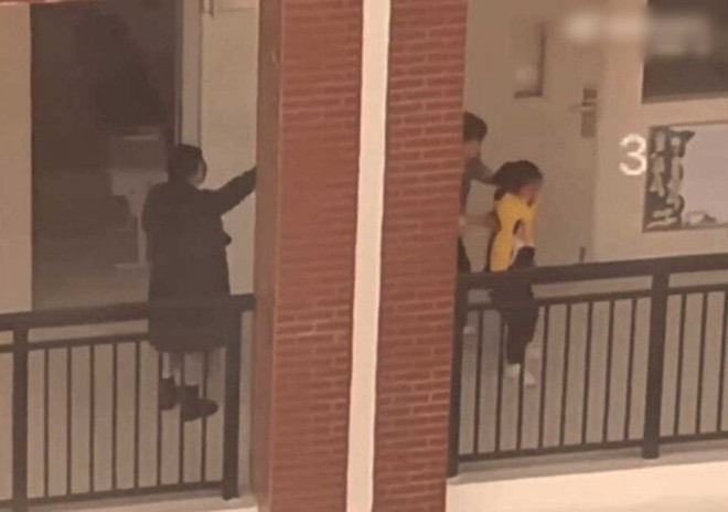 Lộ clip bạo hành học sinh dã man, 2 giáo viên tiểu học Trung Quốc bị đình chỉ - Ảnh 2.