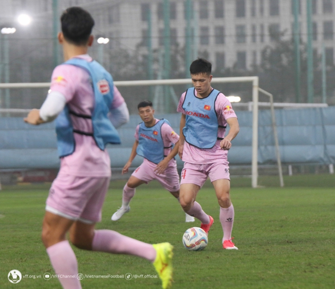 Cầu thủ đẹp trai nhất nhì đội tuyển Việt Nam xuất hiện với chiếc môi băng kín khiến fan thương xót - Ảnh 9.